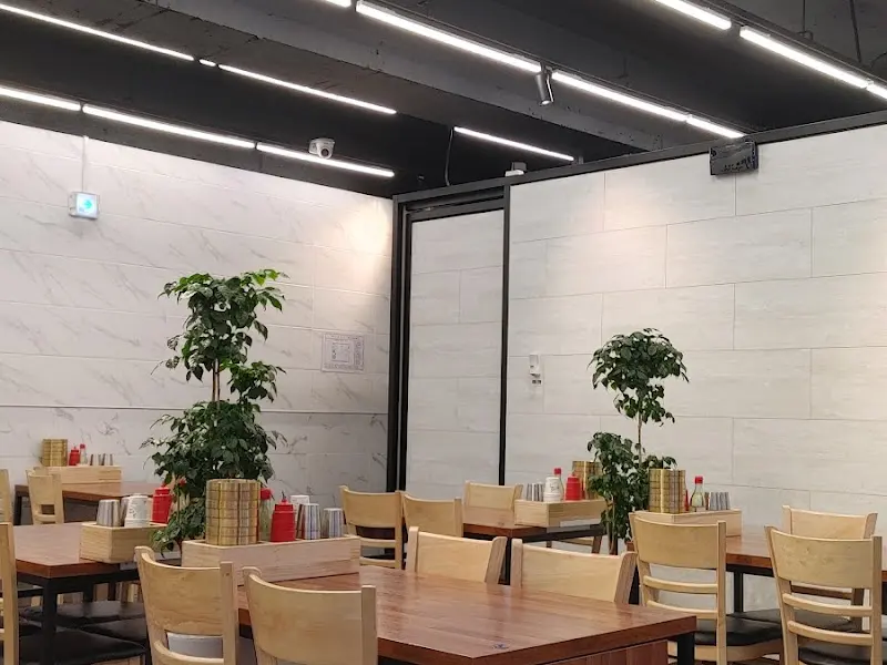 고추장, 참기름과 함께 비벼진 보리밥