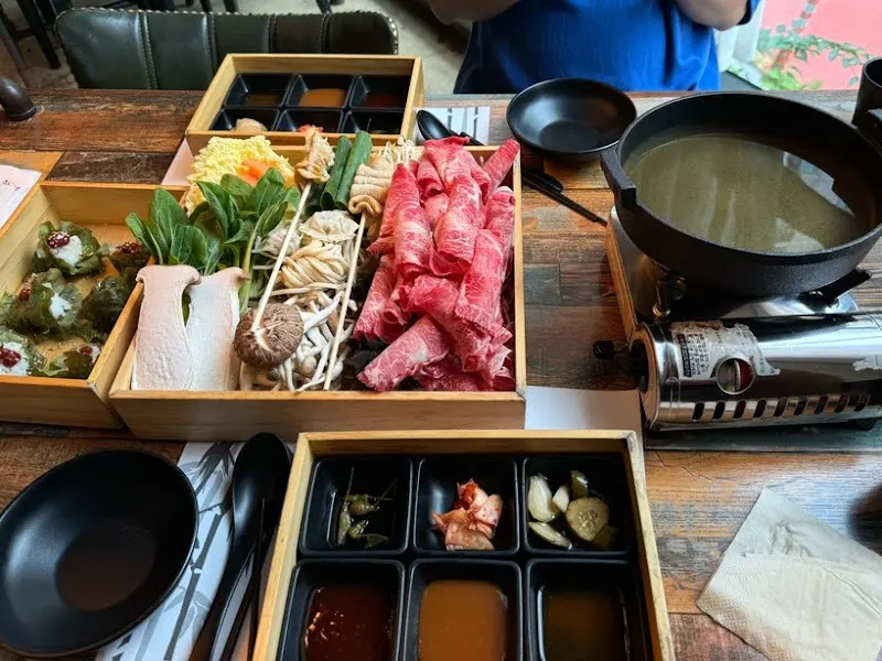 푸짐한 샤브샤브 한 상 차림