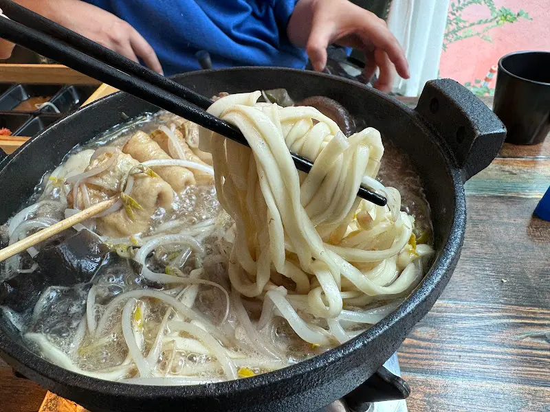 면을 건져 올리는 모습