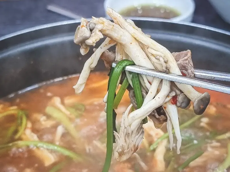 샤브샤브 국물 속의 버섯과 미나리