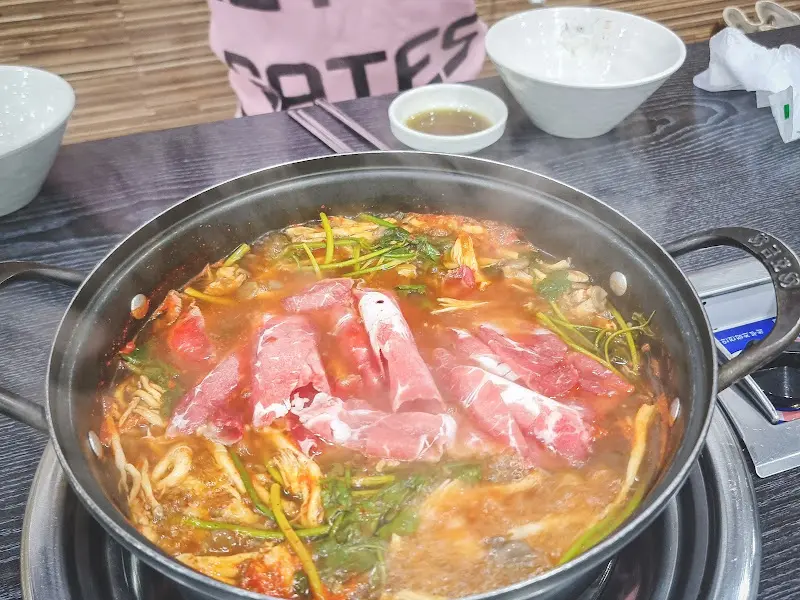 샤브샤브가 끓고 있는 모습