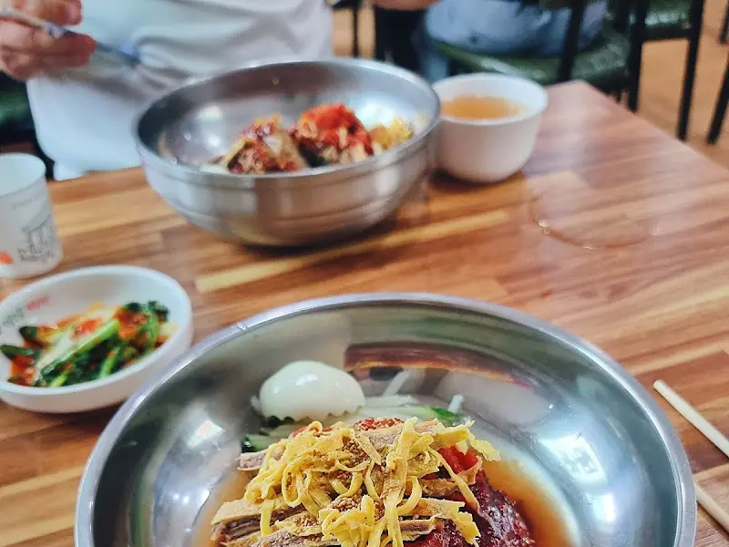 냉면을 먹는 사람들