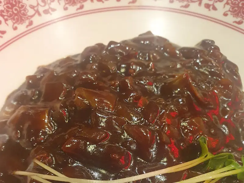 윤기가 좔좔 흐르는 짜장면