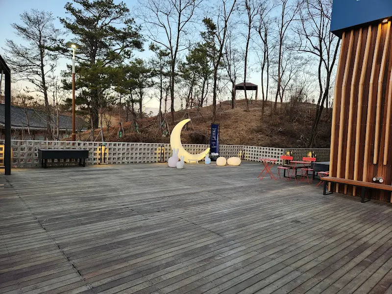 길등재 카페 야외 테이블