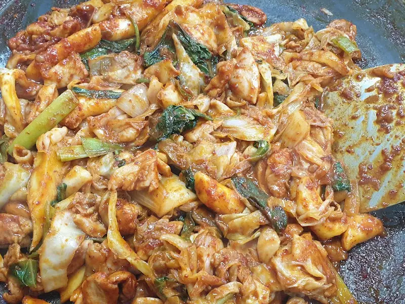 맛있게 익어가는 닭갈비