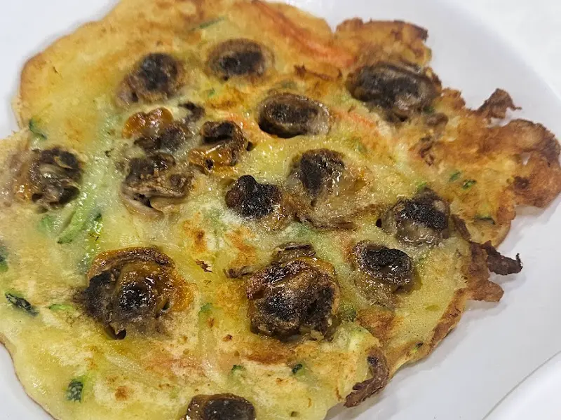 꼬막이 듬뿍 올려진 꼬막전