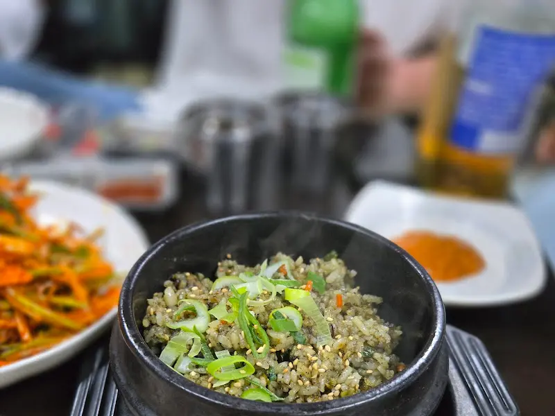 다양한 밑반찬과 톳밥