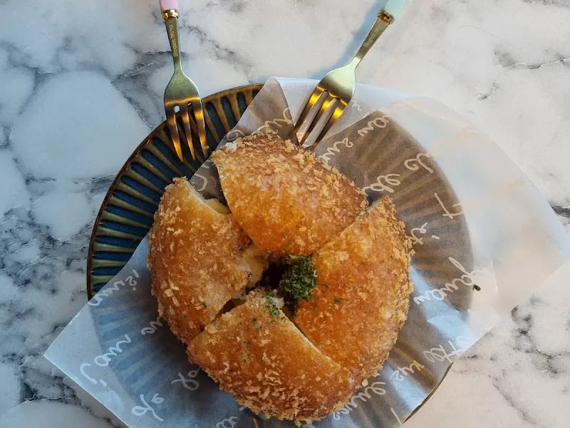 먹기 좋게 잘린 고로케 단면