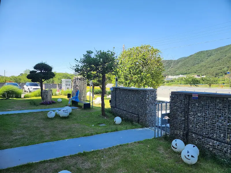 카페 앞 잔디 광장