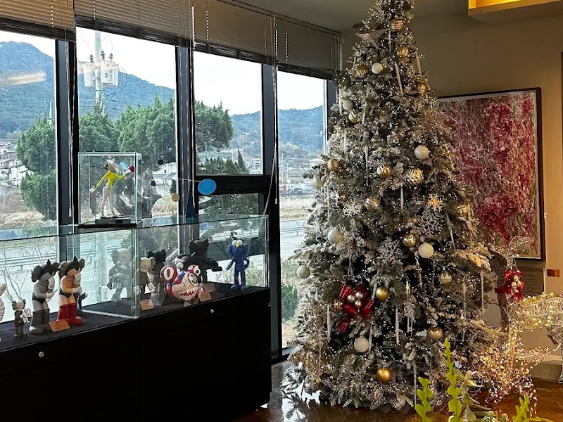 카페 내부의 크리스마스 장식