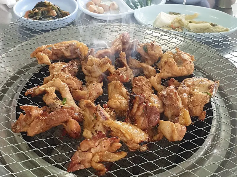 숯불 위에서 익어가는 토종닭 숯불구이