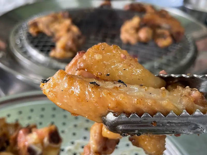 잘 익은 토종닭 숯불구이