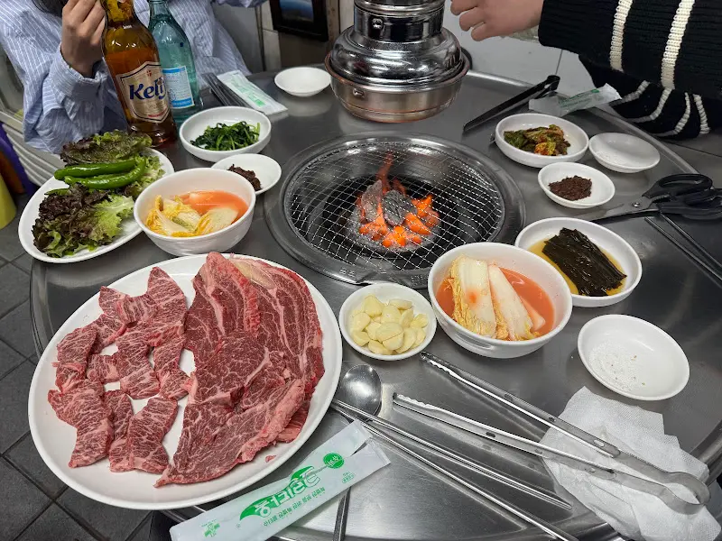 숯불 위에 구워지는 한우 모듬