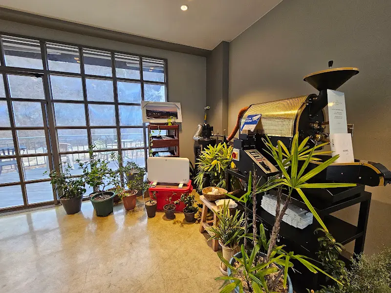 카페 내부 커피 로스팅 기계