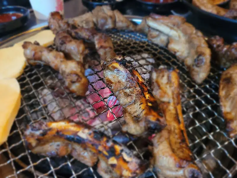 숯불 위에서 맛있게 익어가는 매콤한 쪽갈비