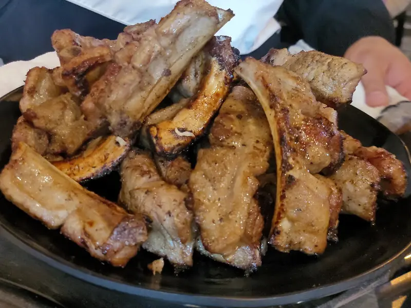 윤기가 흐르는 촉촉한 양념 쪽갈비