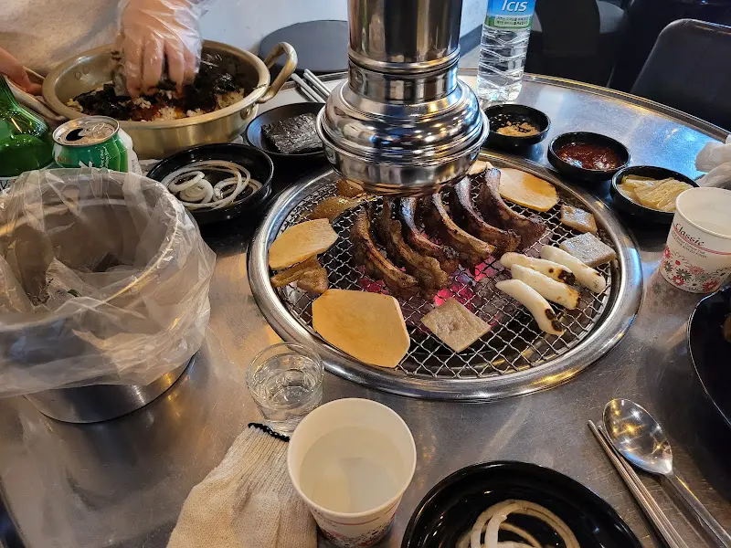 쪽갈비와 함께 구워먹는 떡과 돼지 껍데기