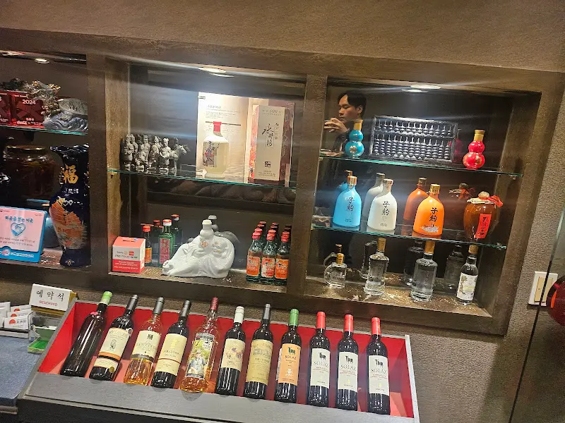 다양한 술병들이 진열된 모습