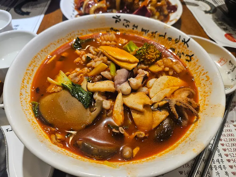 해산물이 푸짐하게 들어간 삼선짬뽕