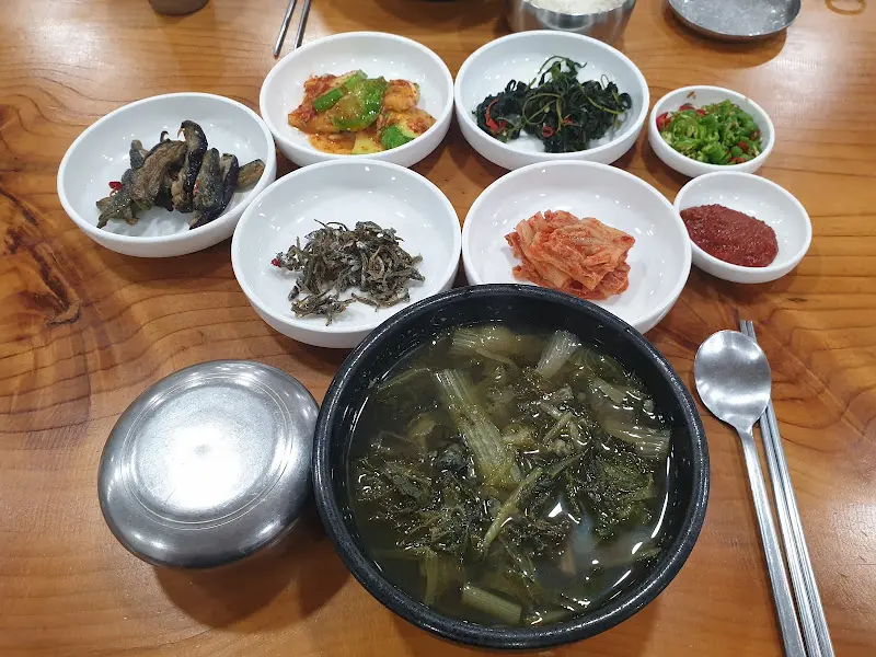 새재식당 밑반찬과 올갱이 해장국
