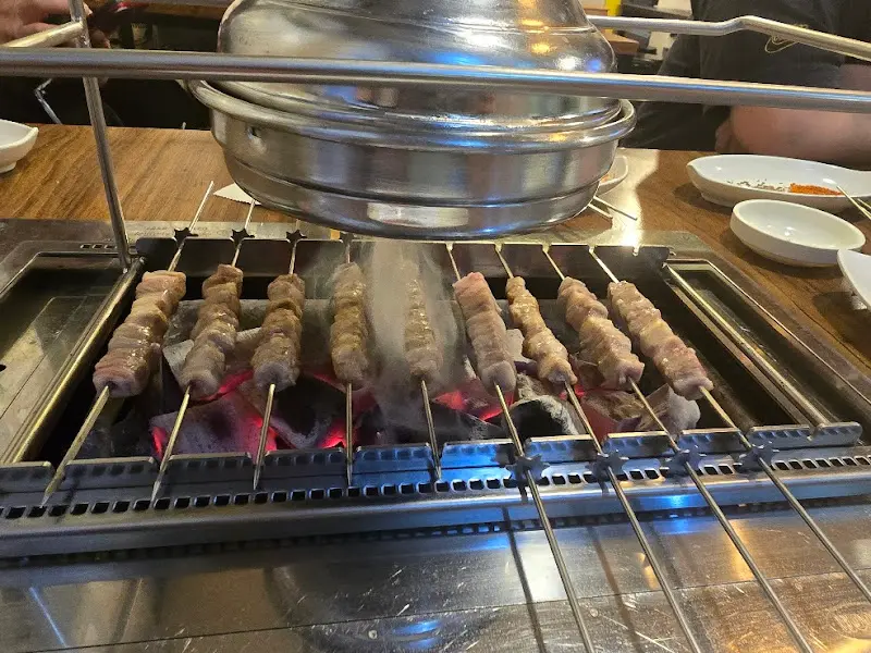 숯불 위에서 구워지는 양꼬치