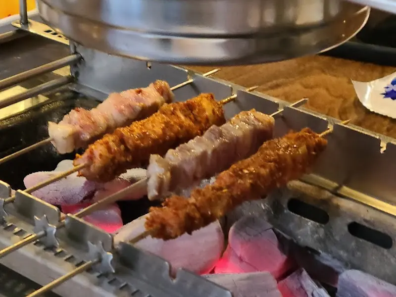 숯불 위에서 익어가는 양꼬치