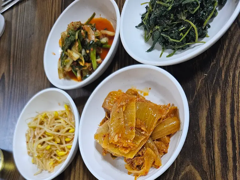 정갈하게 담긴 다양한 종류의 반찬들