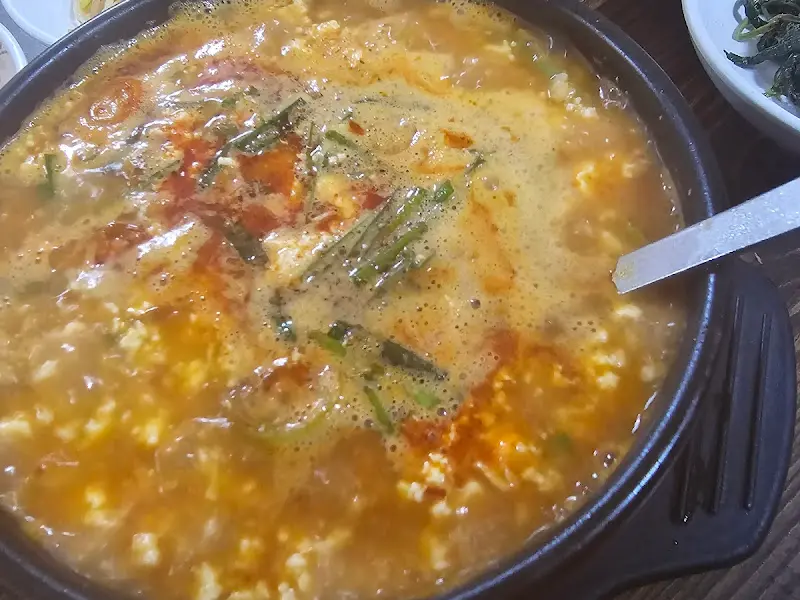 청국장 뚝배기 안의 두부와 채소