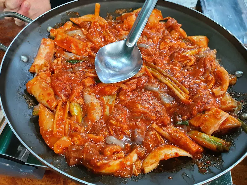 불판 위에서 익어가는 낙삼불고기