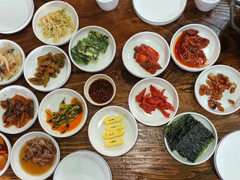 다양한 종류의 반찬들