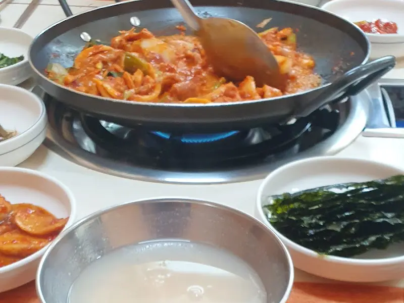 불판 위에서 익어가는 낙삼불고기