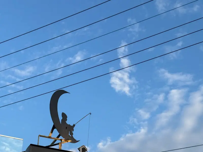 달식당 지붕 위의 달 조형물