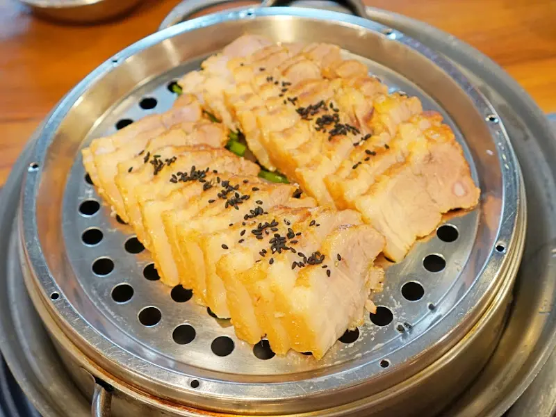 따뜻하게 제공되는 다선칼국수의 수육 보쌈