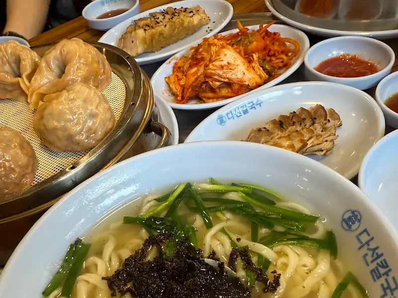 다선칼국수의 푸짐한 한 상