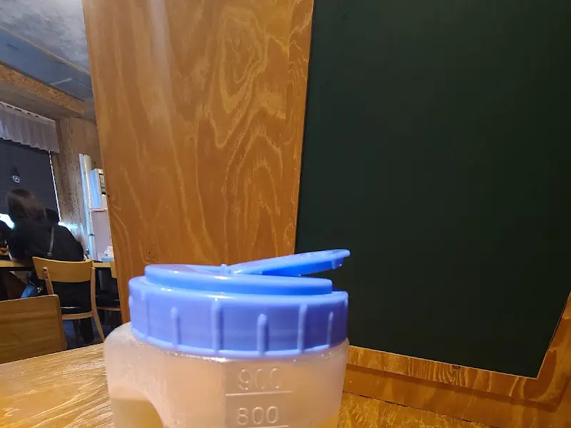 테이블 위에 놓인 물통