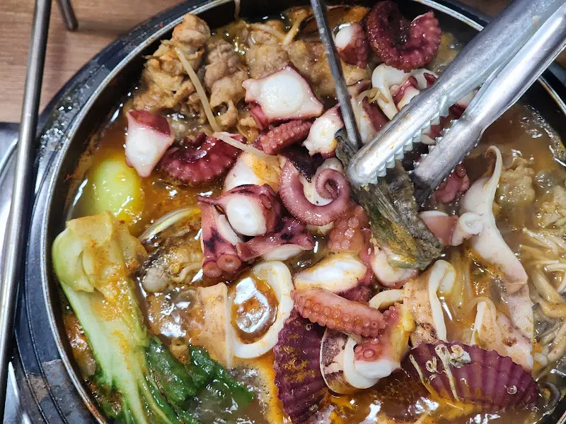 싱싱한 해산물이 듬뿍 들어간 샤브샤브