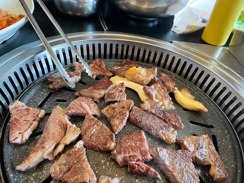 숯불 위에서 맛있게 익어가는 등심