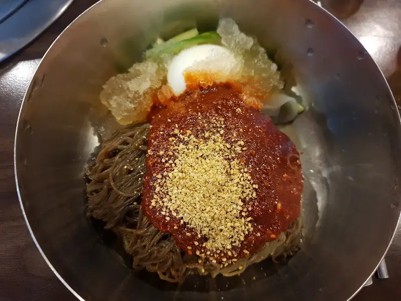 신선한 육회와 야채가 듬뿍 들어간 육회비빔밥