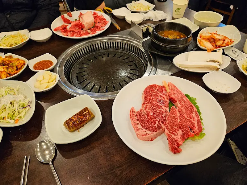 푸짐한 한 상 차림. 혼자서도 부족함 없이 즐길 수 있다.