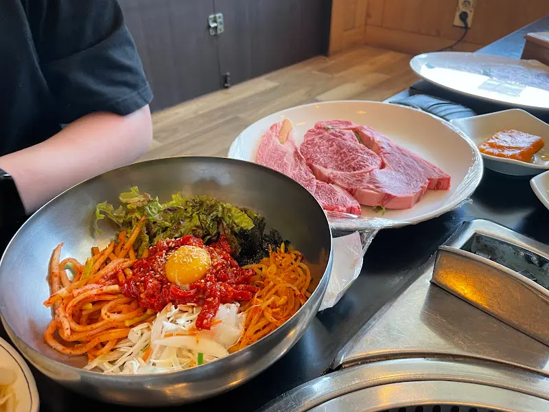 육회비빔밥과 함께 차려진 한 상