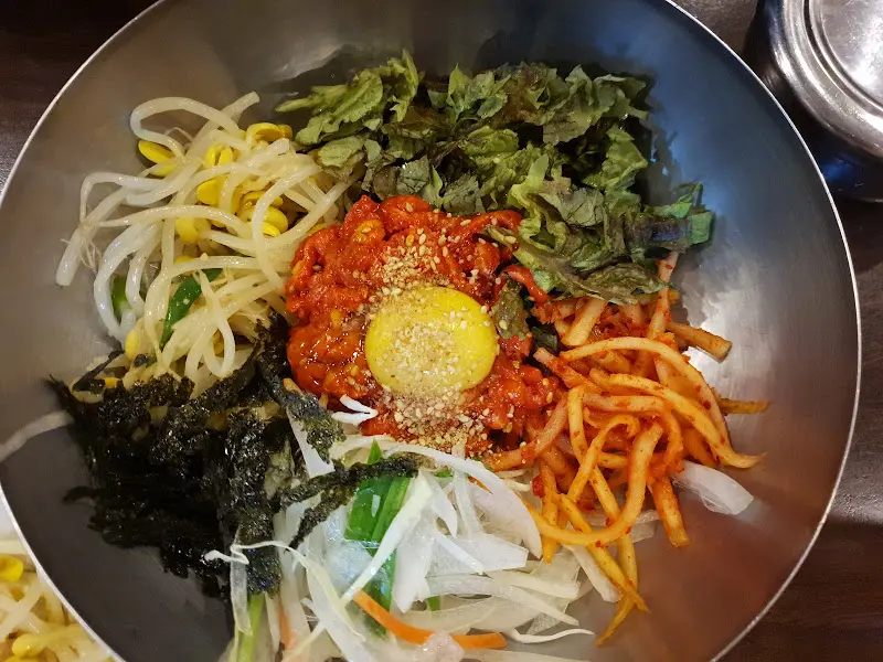 윤기가 좔좔 흐르는 육회비빔밥