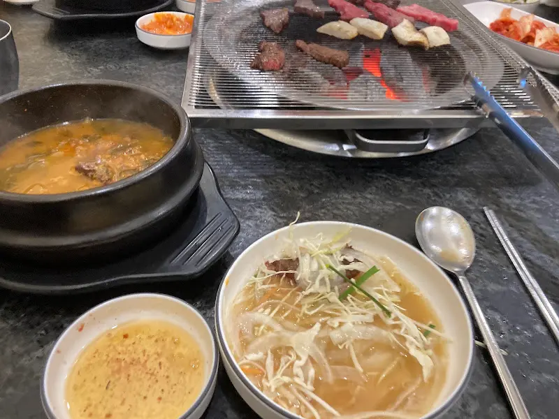 다양한 곁들임 메뉴와 함께 즐기는 한우