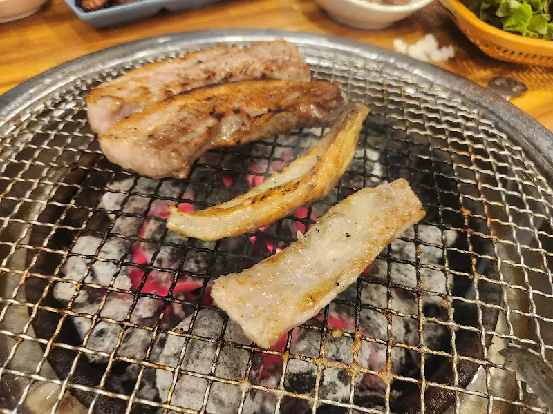 노릇하게 구워진 삼겹살