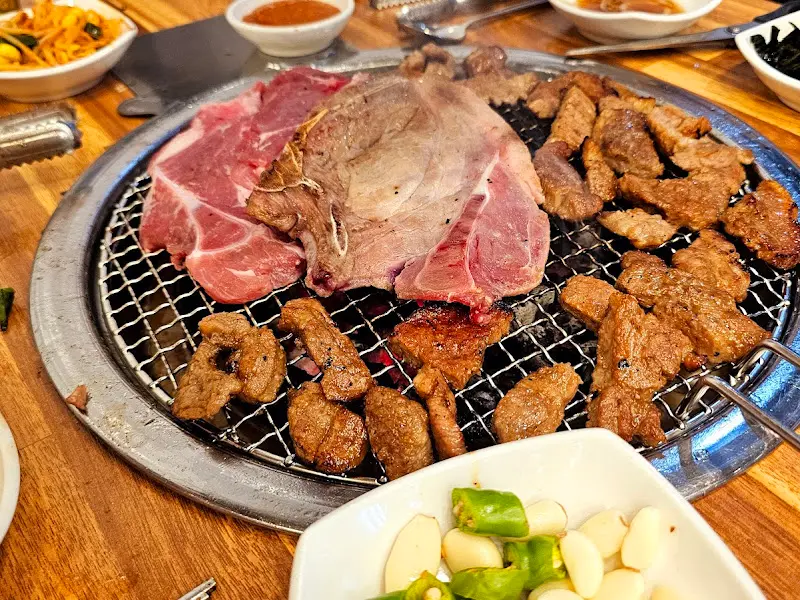 다양한 종류의 고기가 구워지는 모습