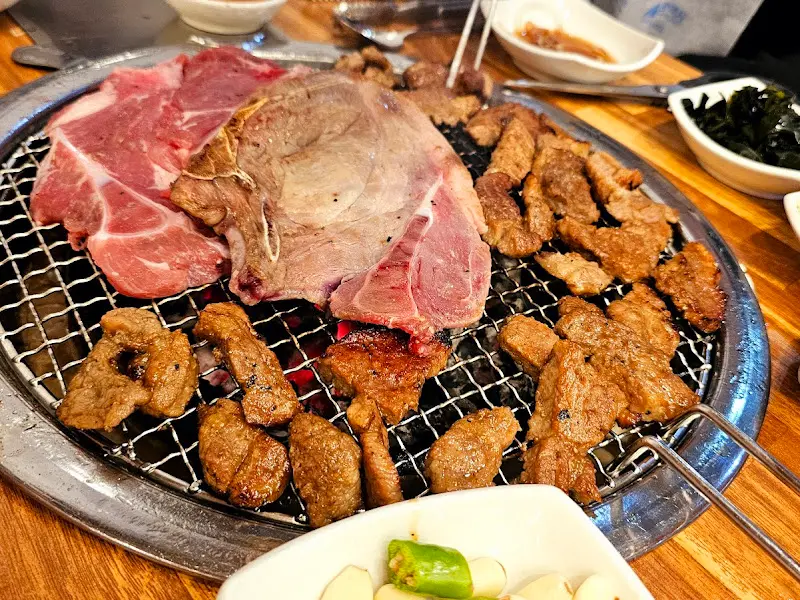 숯불 위에서 익어가는 다양한 종류의 고기