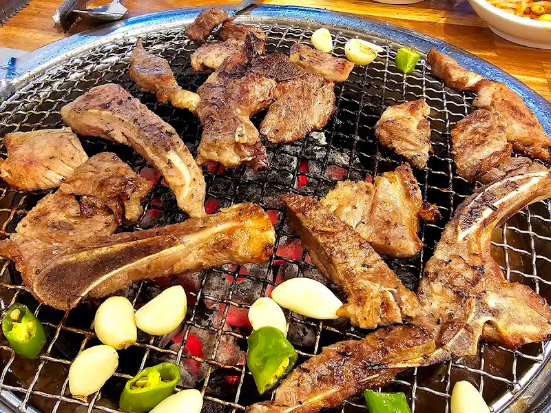 숯불 위에 가득 올려진 고기