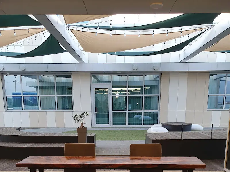 카페 외부 테라스 공간