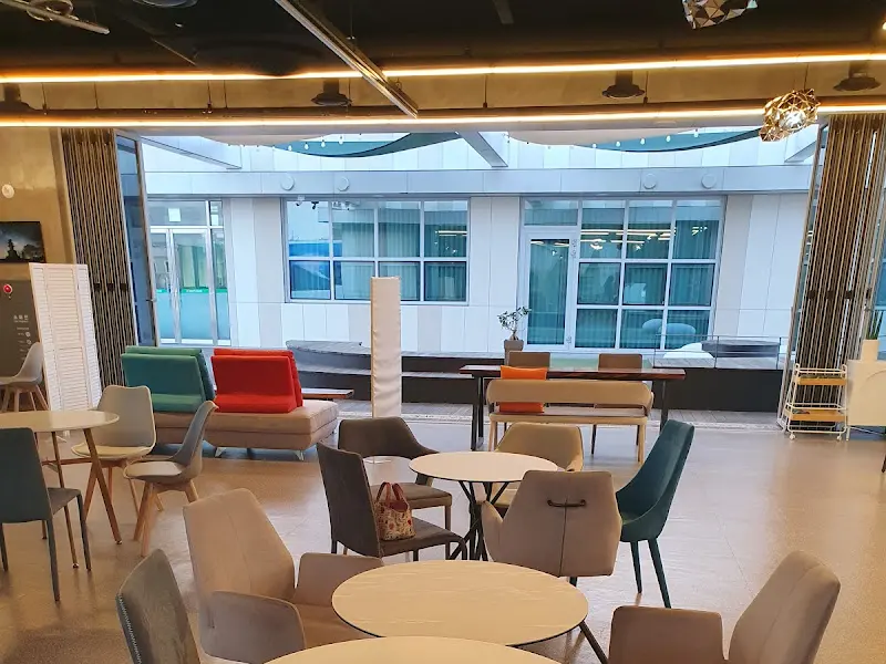 넓고 편안한 카페 내부 전경