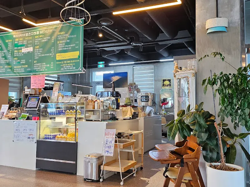 카페 내부 카운터와 메뉴