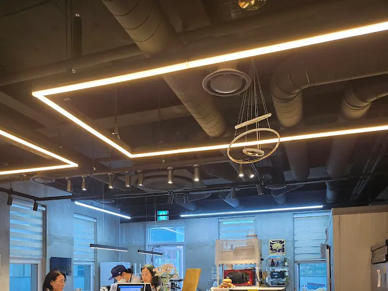 카페 내부 천장 조명